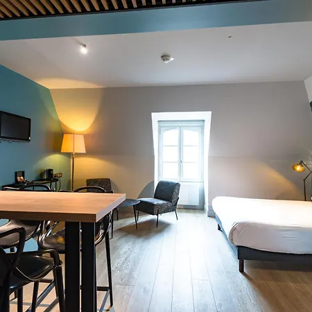 De La Cite Hotel